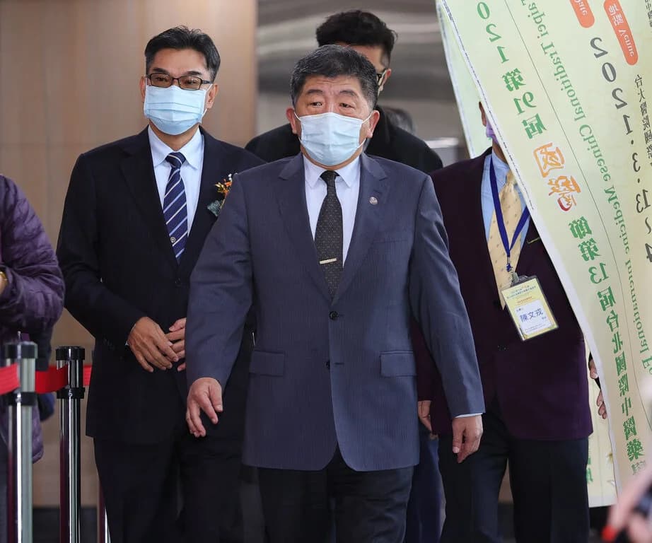 可憐吶!7天前才稱七成醫護願意打AZ疫苗 防疫指揮中心昨公布數據:僅三成願接種