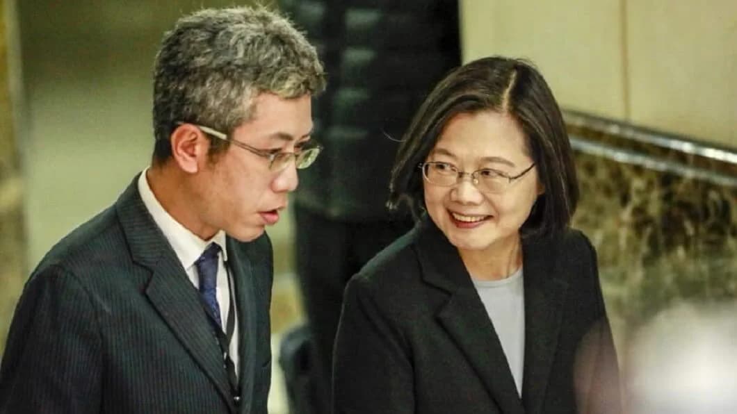 總統府發言人丁允恭與總統蔡英文。圖片來源:丁允恭/Facebook