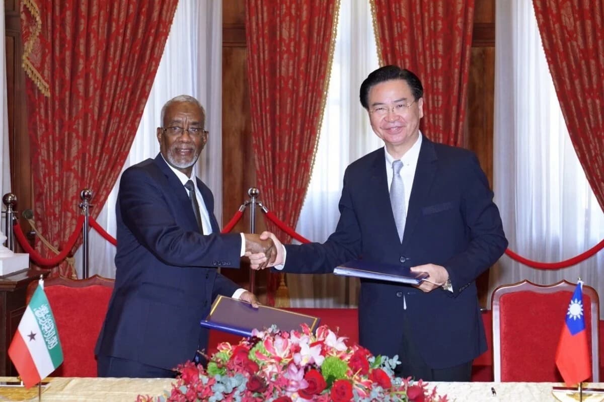 外交部長吳釗燮與索馬里蘭外長穆雅辛(H.E Yasin Hagi Mohamoud)。圖片來源:中華民國外交部/Twitter