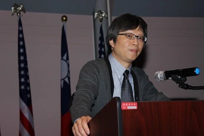 挺英教授李中志護航蔡政府不普篩武漢肺炎。圖片來源:僑務電子報