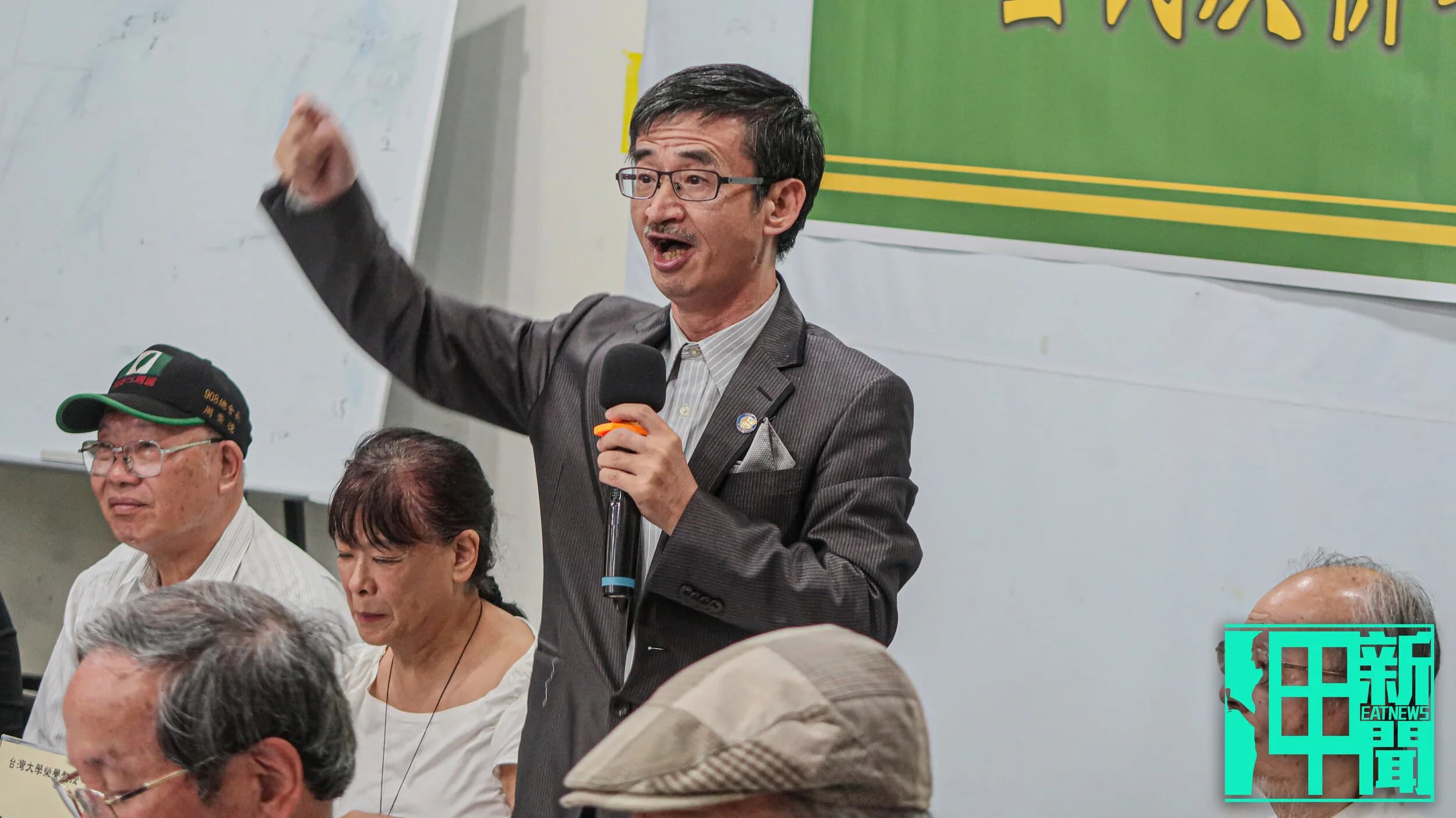 資深媒體人吳祥輝表態支持罷免蔡英文與民進黨立委。攝:政治中心/呷新聞
