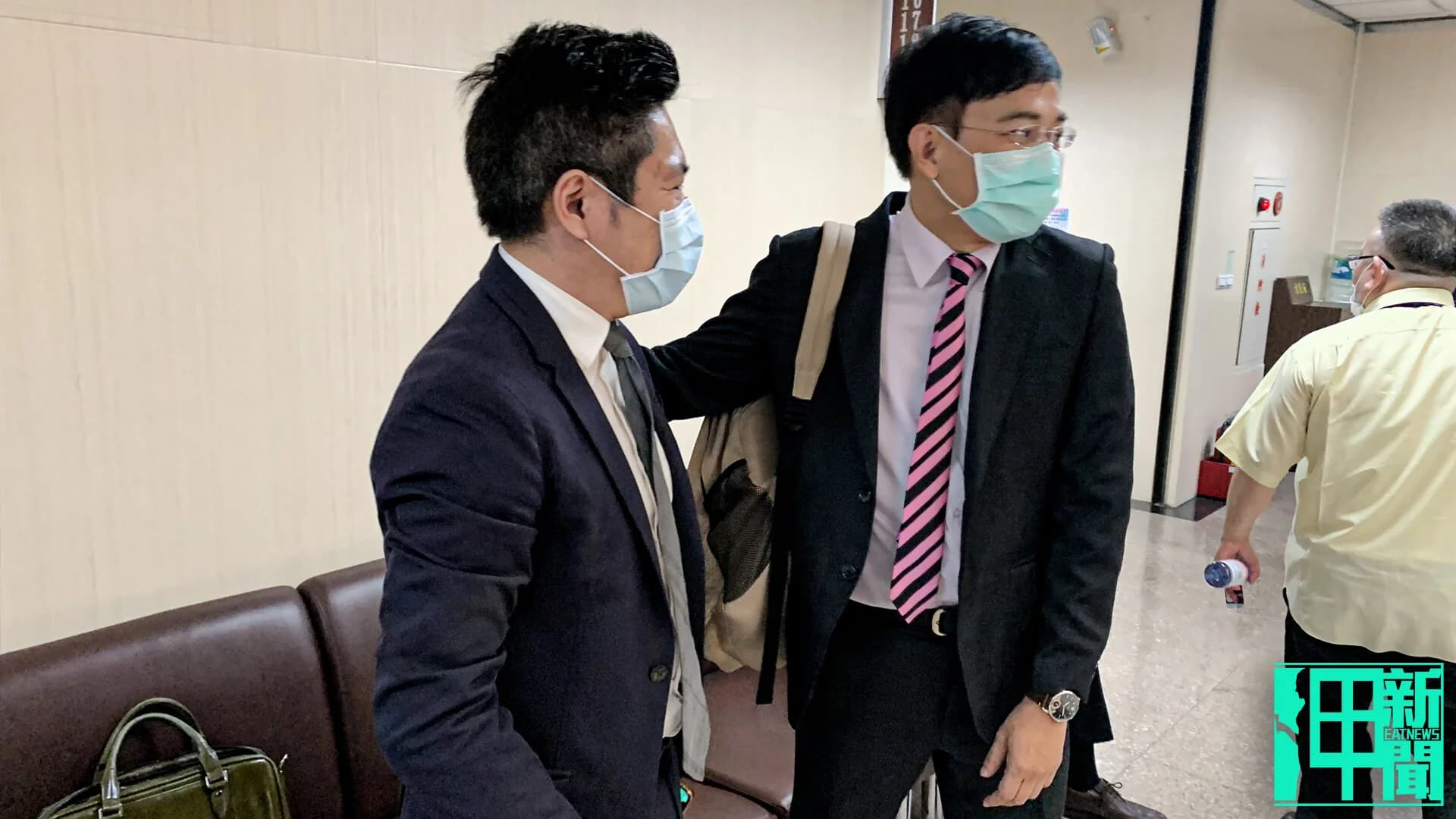 總統府發言人張惇涵與資深媒體人彭文正。攝:政治中心/呷新聞