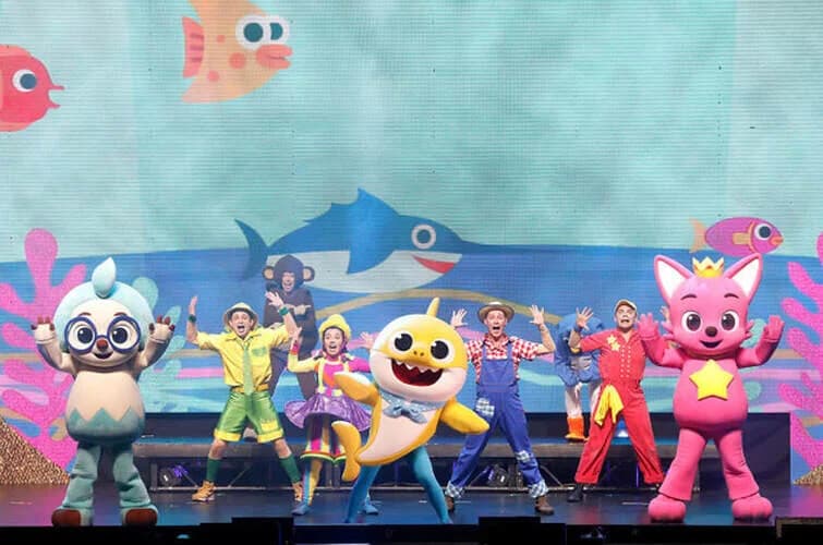 麥卡錫在音樂劇「鯊魚寶寶Live秀」巡迴演出的舞台上表演。圖片提供:納維芙·伊內茲·麥卡錫