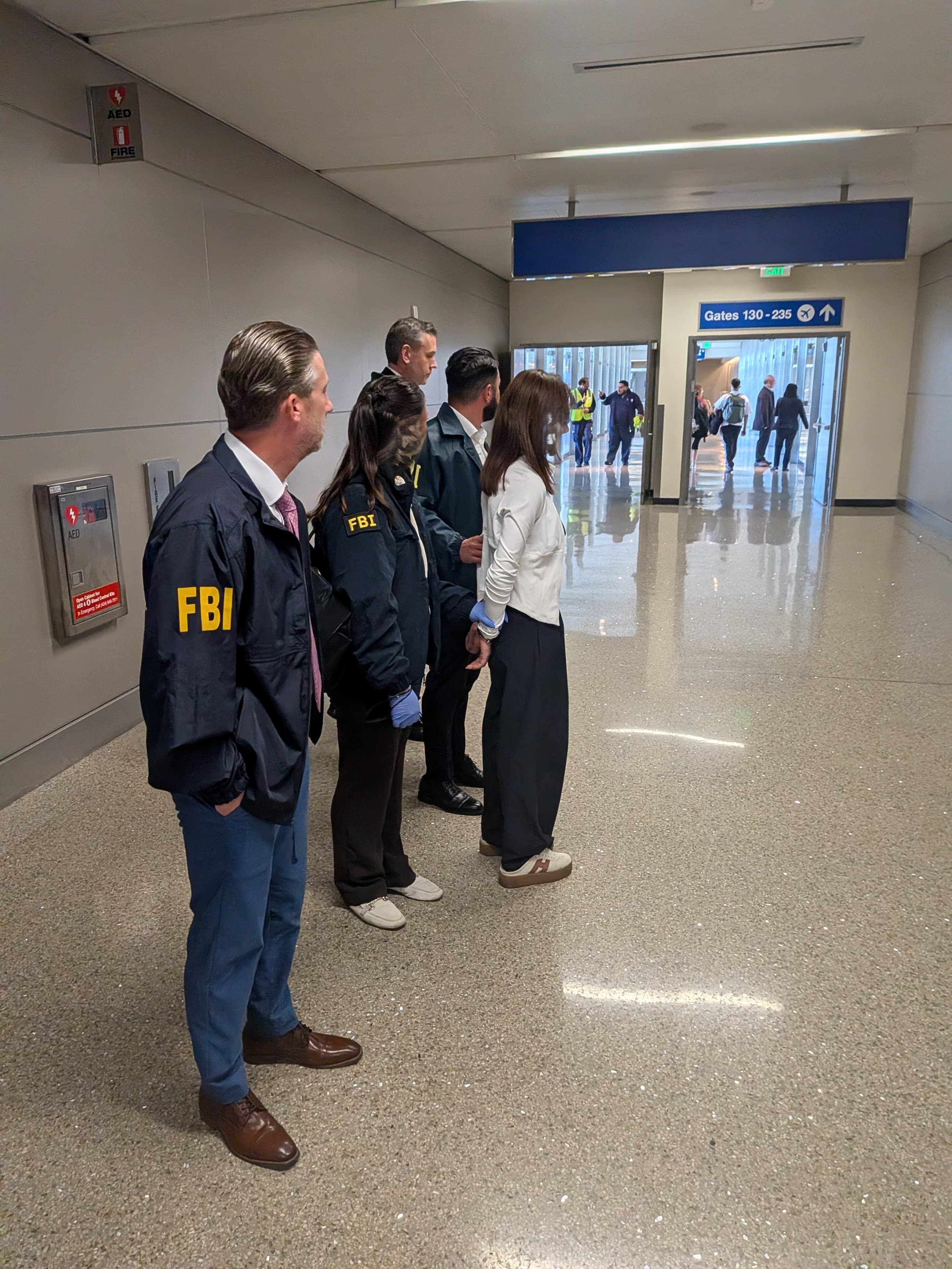 張婉瑩在洛杉磯機場被聯邦調查局幹員逮捕。圖片來源:FBI Los Angeles