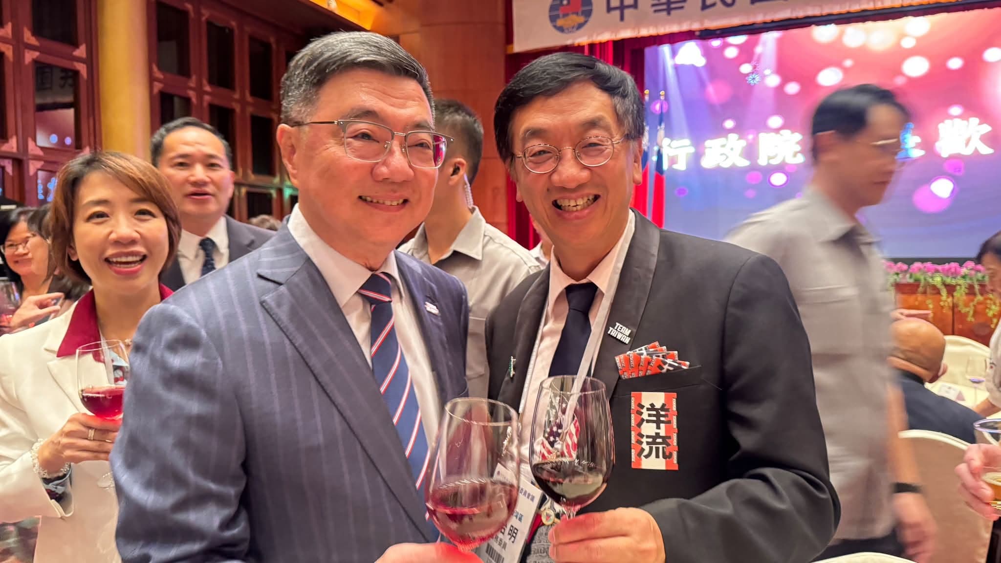 獨家:才稱「上午9:00一路開會到下午5:30」 僑務委員胸口貼「洋流」四處拍照還與卓榮泰合影畫面曝光!