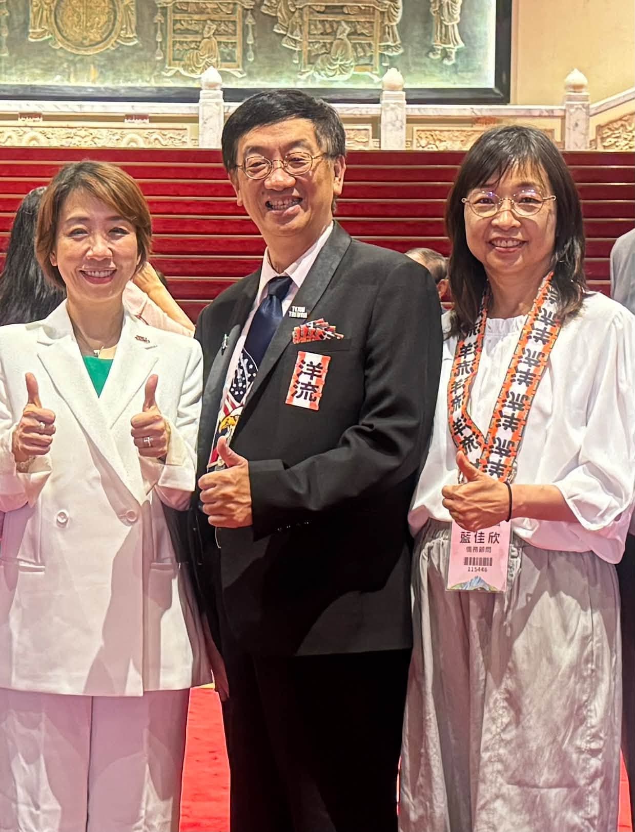 僑務委員吳怡明胸口掛著支持沈伯洋的「洋流」與僑委會代理委員長李妍慧合影。圖片來源:DrYemingWu/Facebook